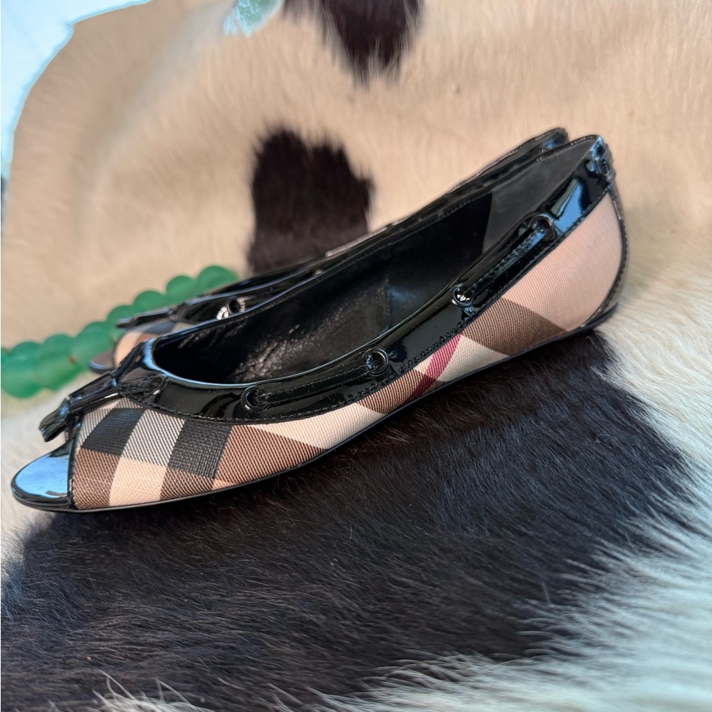 Burberry Black and Tan Flats Sophisticated Style